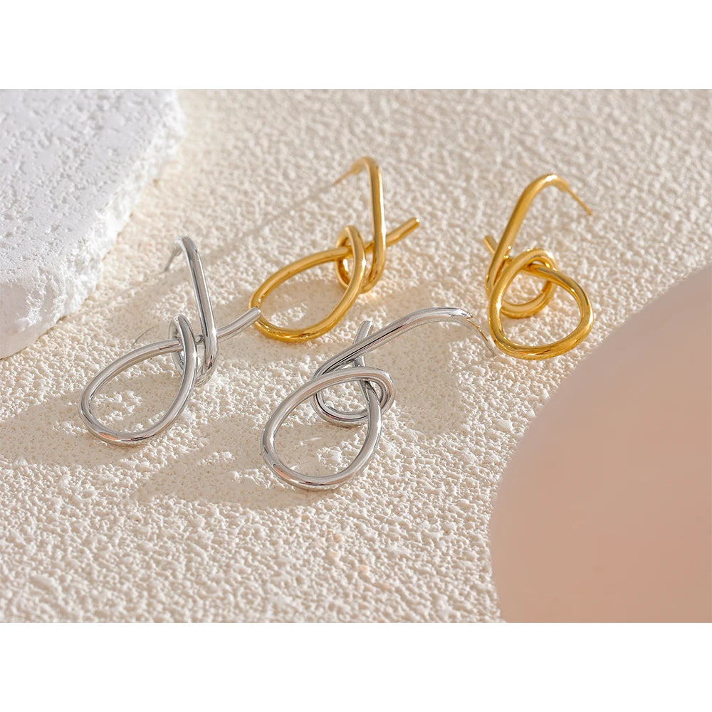 Geometric earrings in gold-plated stainless steel.