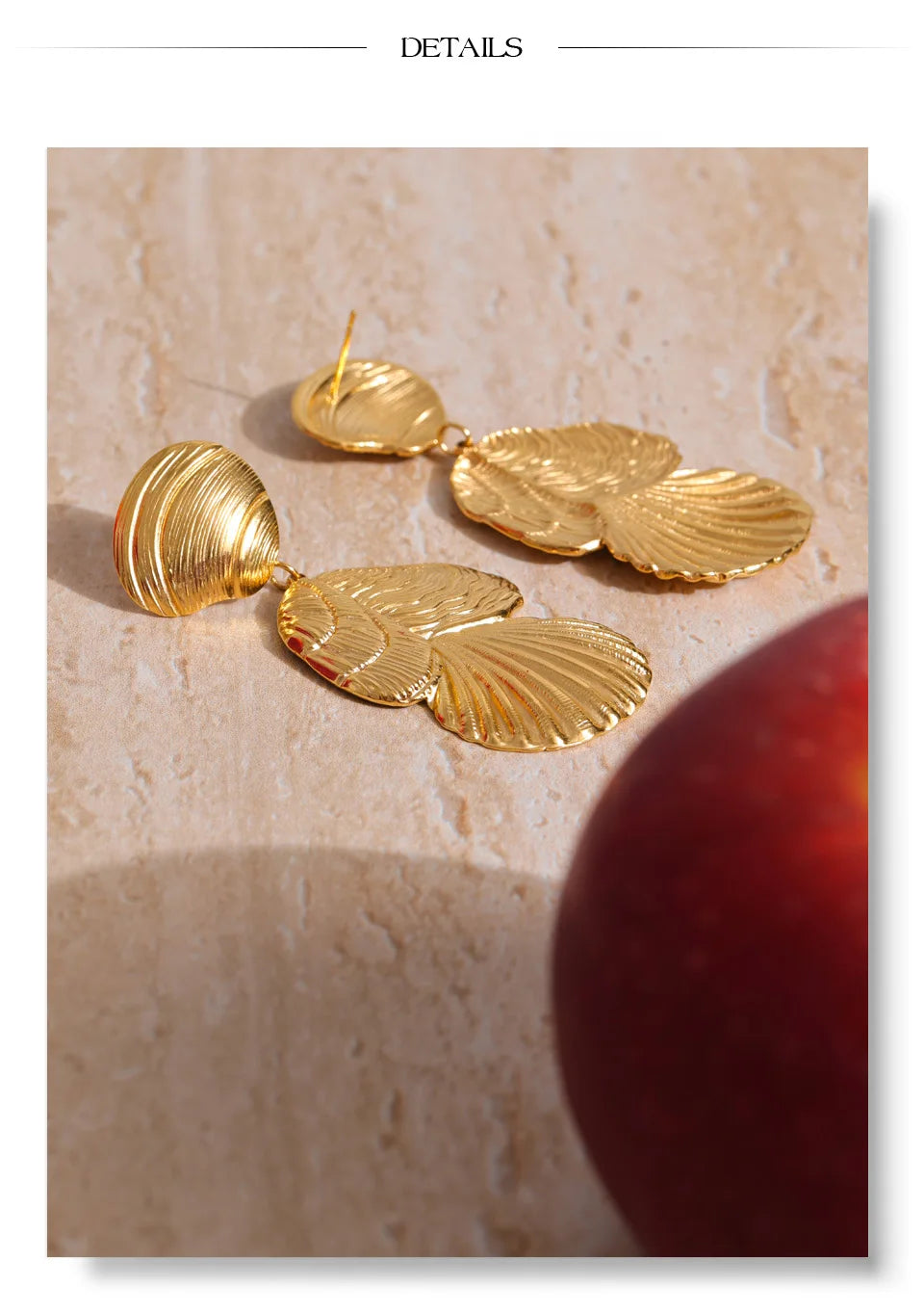 Shell geometric earrings in gold-plated stainless steel with shell.