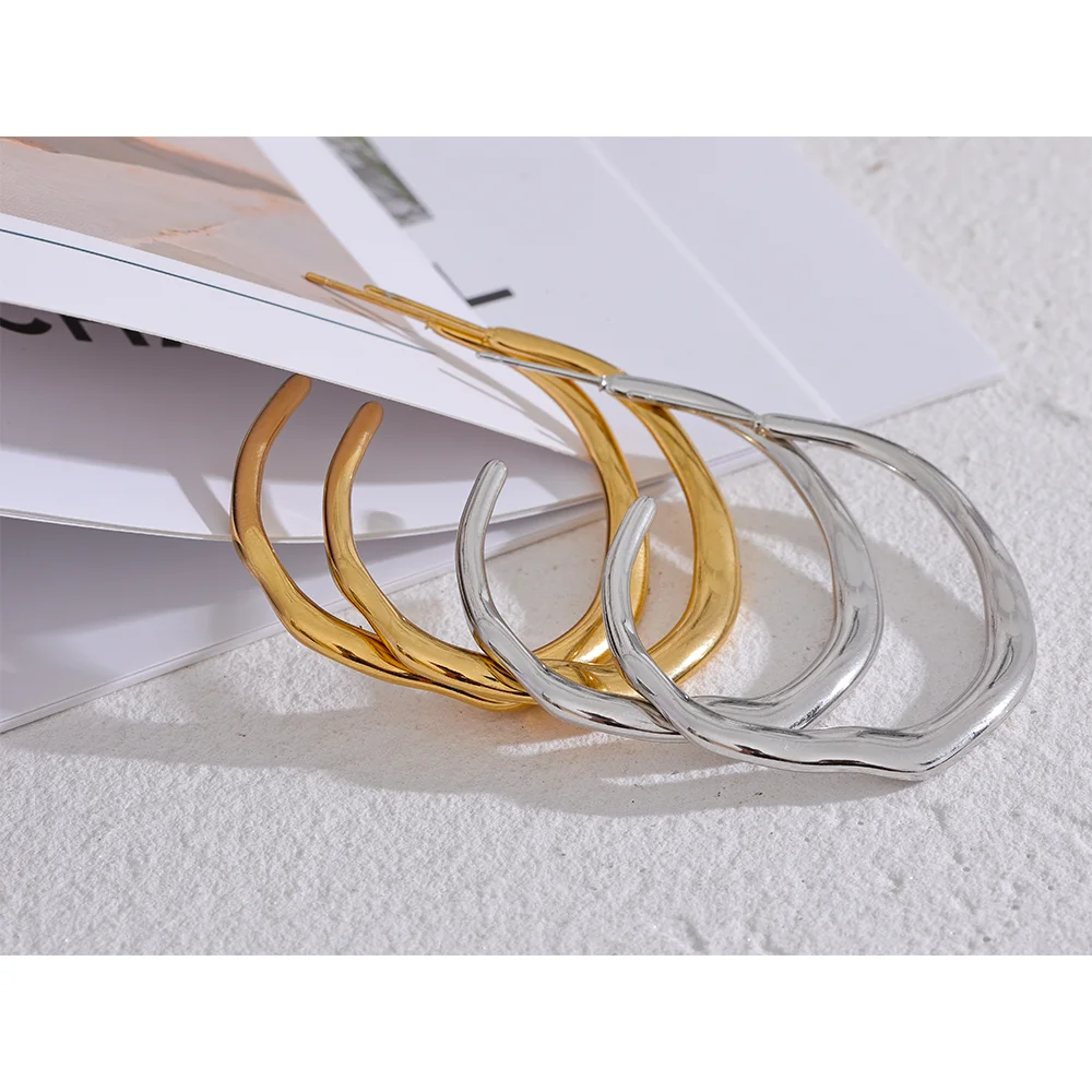 Minimalist geometric earrings in gold-plated stainless steel.