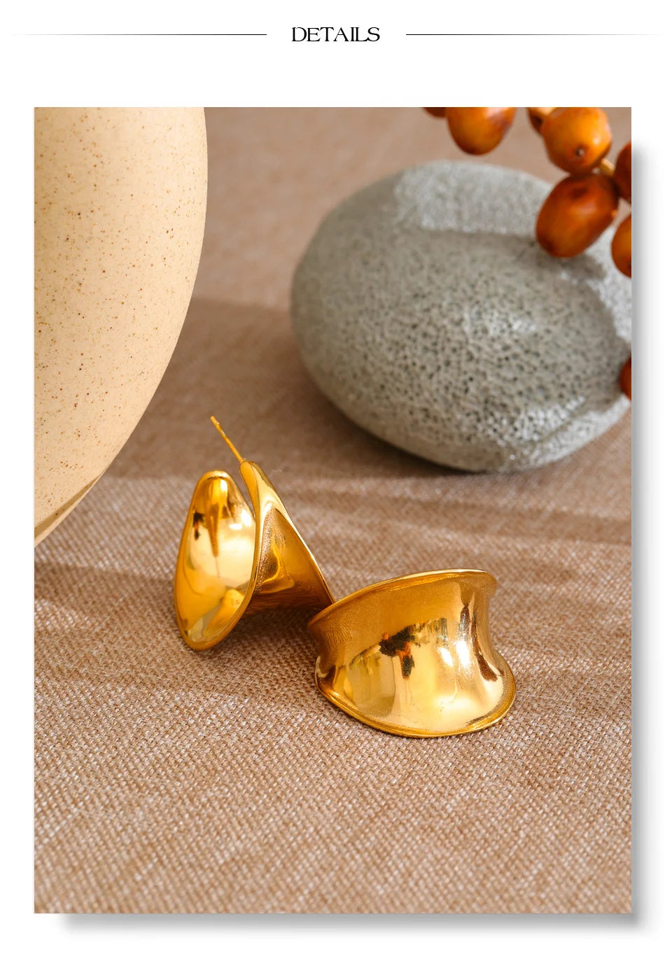 Geometric earrings in gold-plated stainless steel.