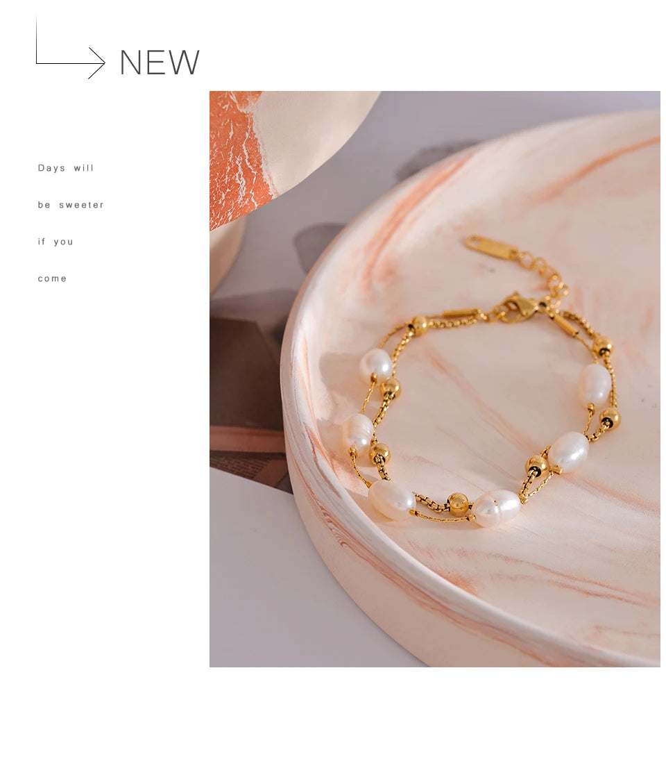 Freshwater pearl geometric chain necklace in gold-plated stainless steel with freshwater pearl.