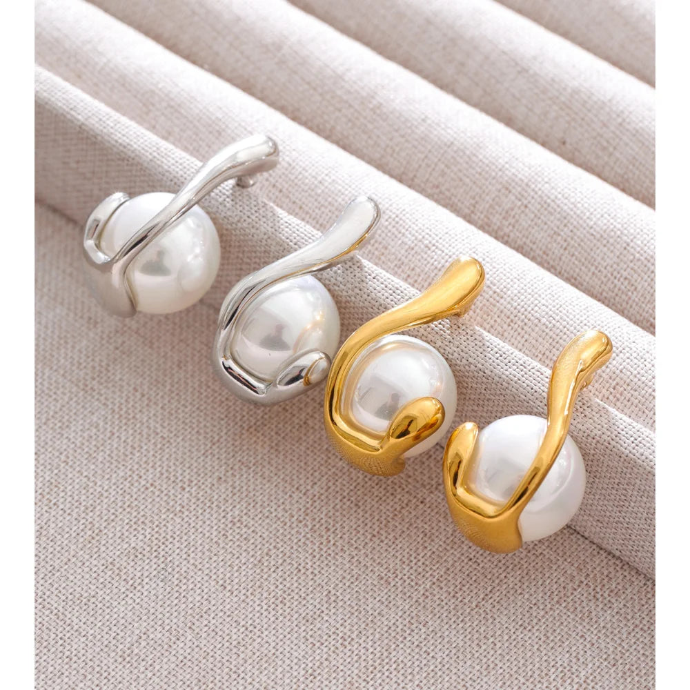 Pearl geometric earrings in gold-plated stainless steel with pearl.