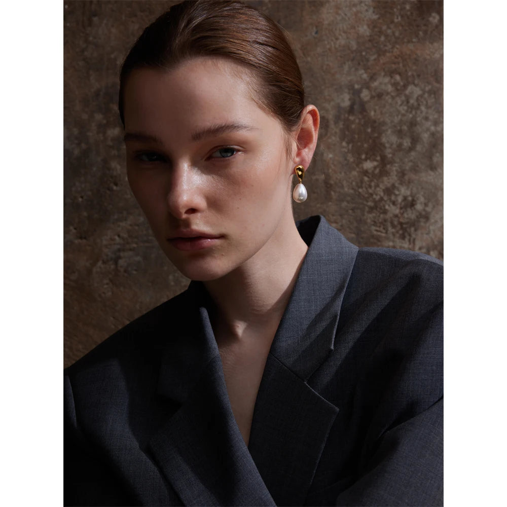 Pearl geometric earrings in gold-plated stainless steel with pearl.