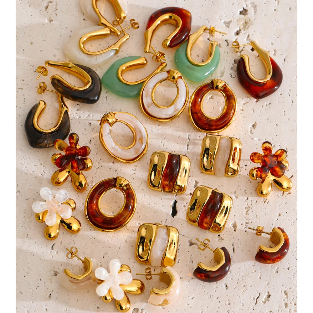 Resin multi-color geometric earrings in gold-plated stainless steel with resin.