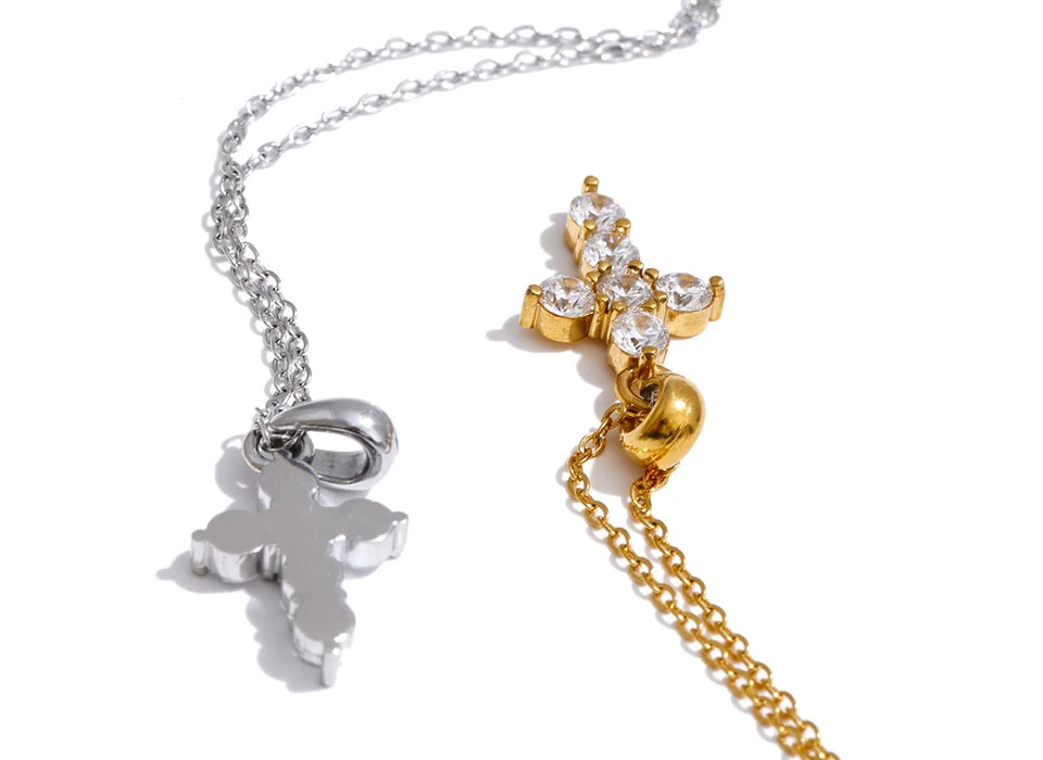 Cubic zirconia cross necklace in gold-plated stainless steel with cubic zirconia.