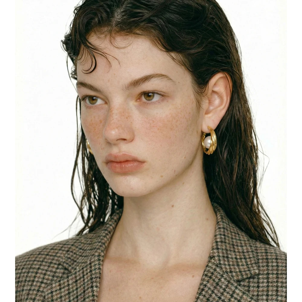 Pearl geometric earrings in gold-plated stainless steel with pearl.