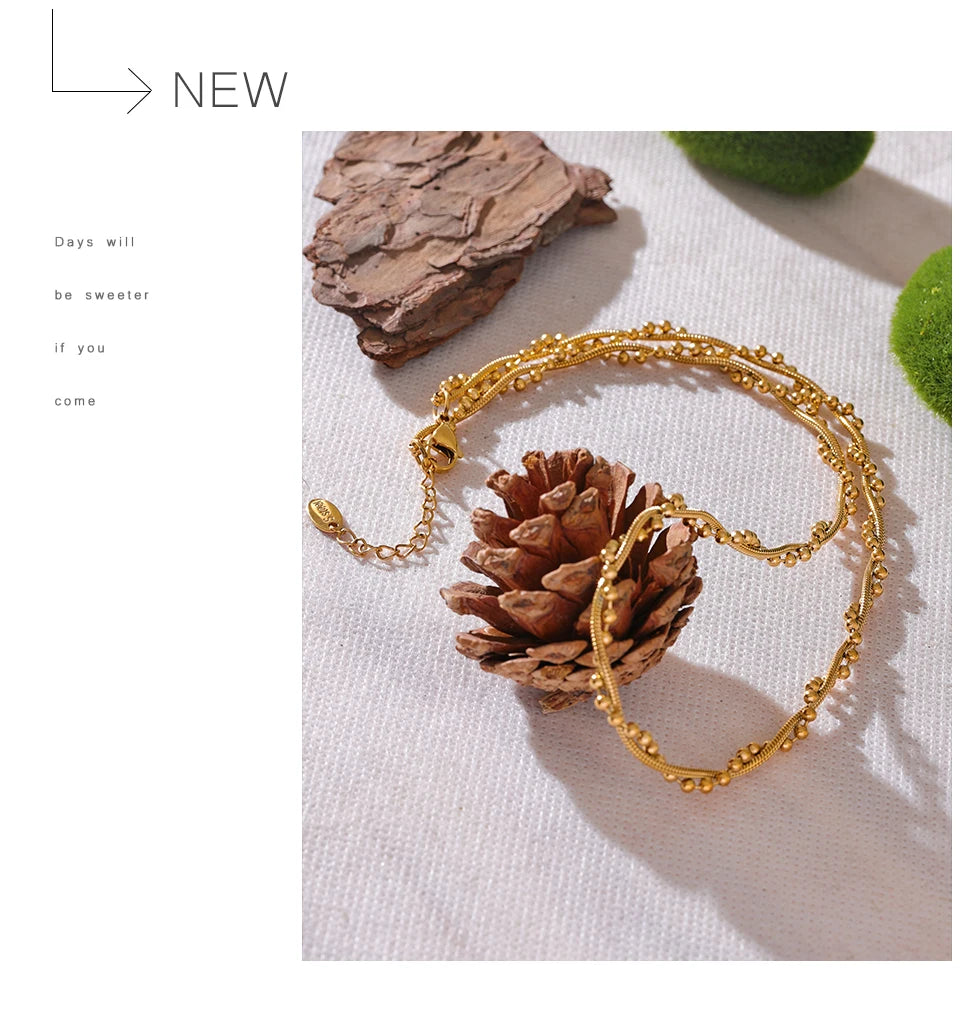 Geometric chain necklace in gold-plated stainless steel.