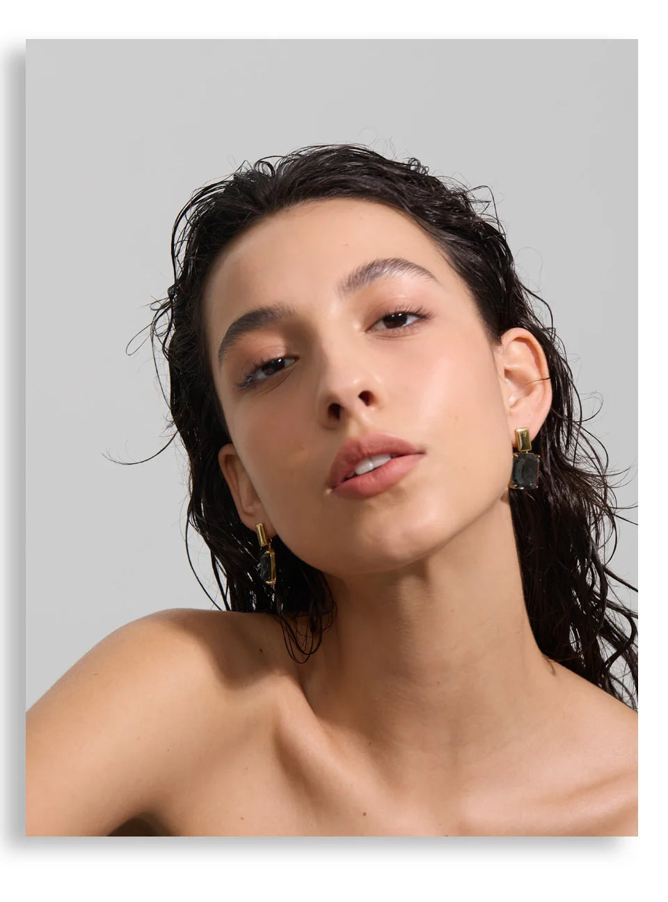 Cubic zirconia geometric earrings in gold-plated stainless steel with cubic zirconia.