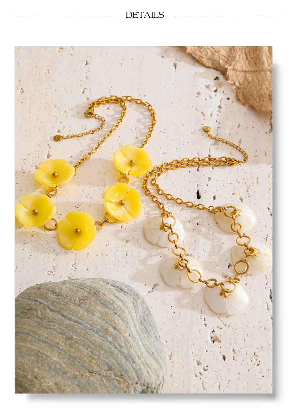 Resin flower chain necklace in gold-plated stainless steel with resin.