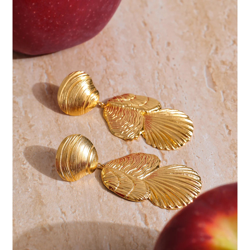 Shell geometric earrings in gold-plated stainless steel with shell.