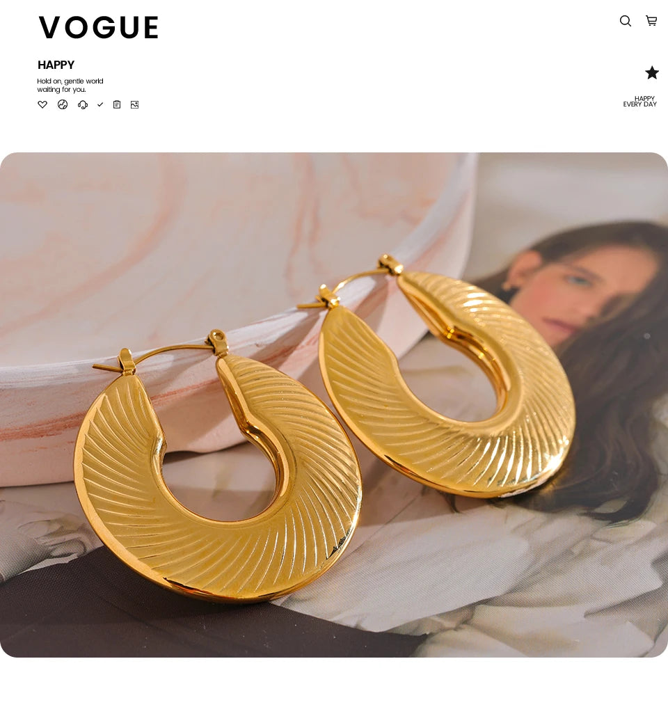 Minimalist geometric earrings in gold-plated stainless steel.