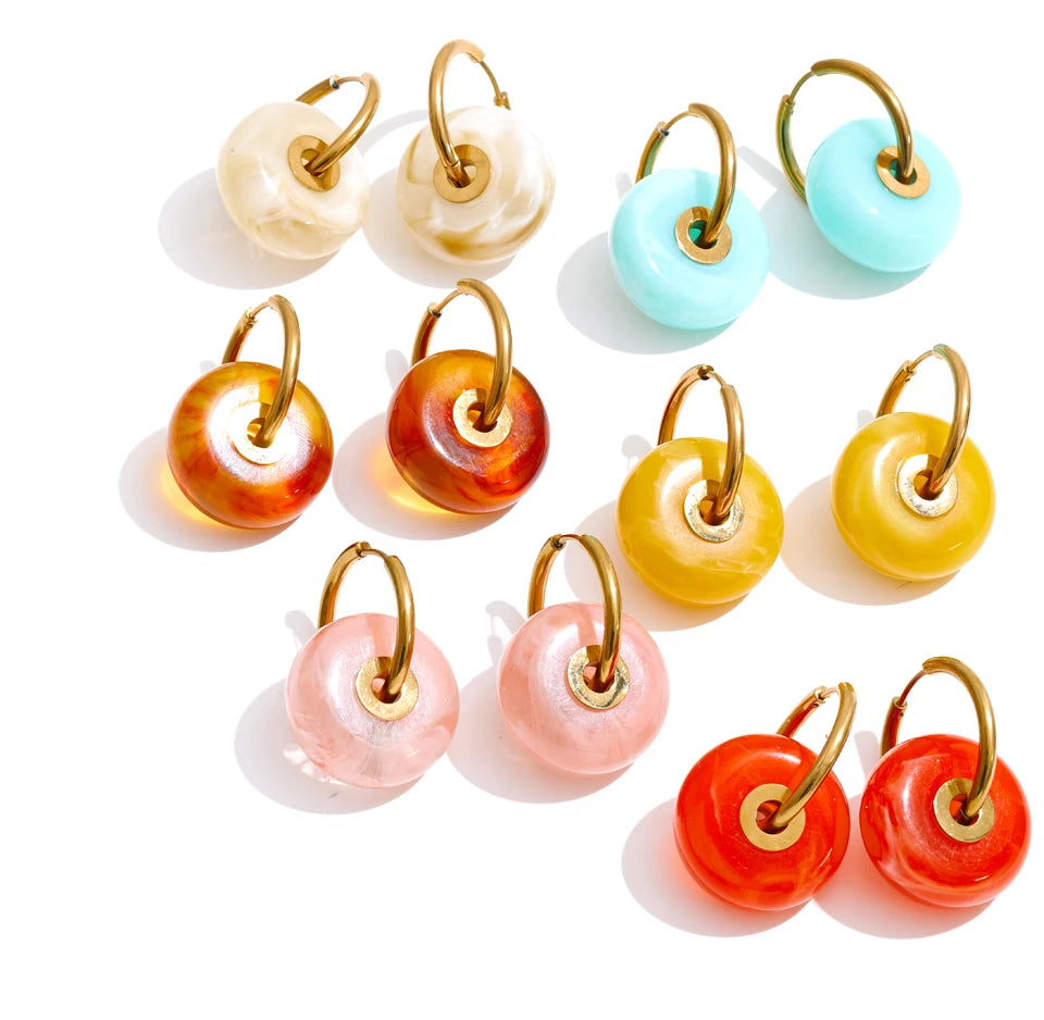 Resin acrylic geometric earrings in gold-plated stainless steel with resin and acrylic.