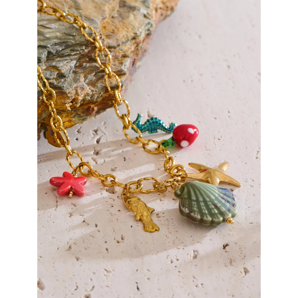 Shell enamel star necklace in gold-plated stainless steel with shell and enamel.