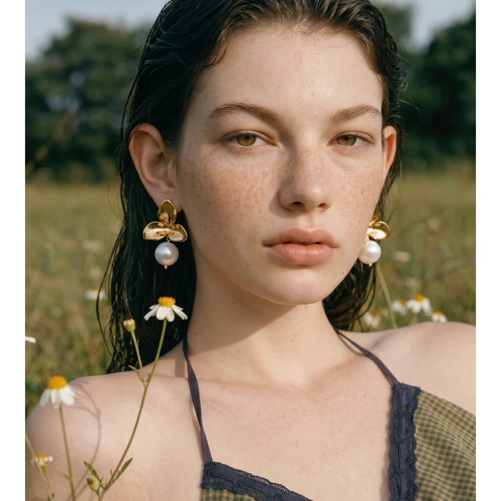 Pearl flower earrings in gold-plated stainless steel with pearl.