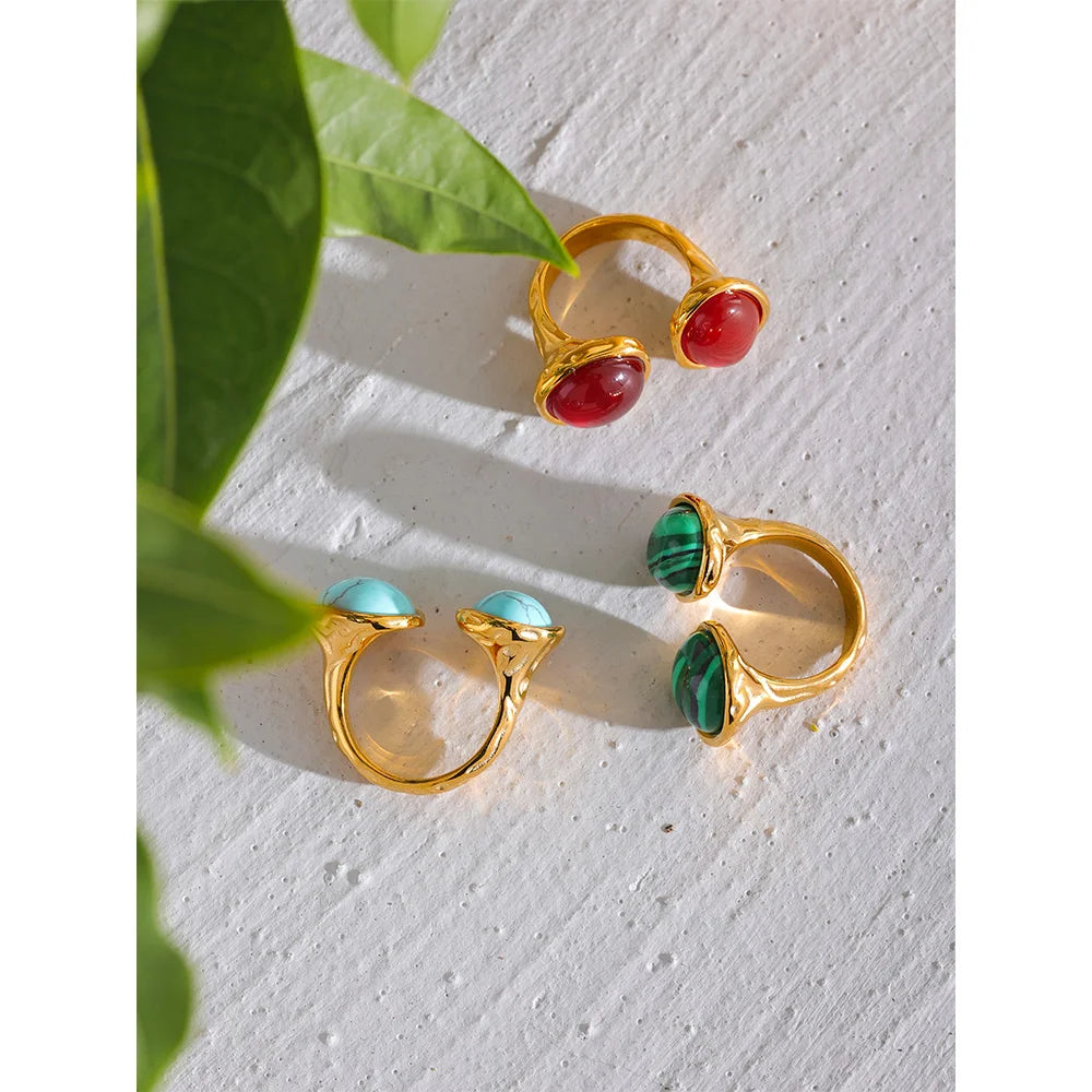 Red natural stone vintage ring in 18K gold-plated stainless steel with natural stone.