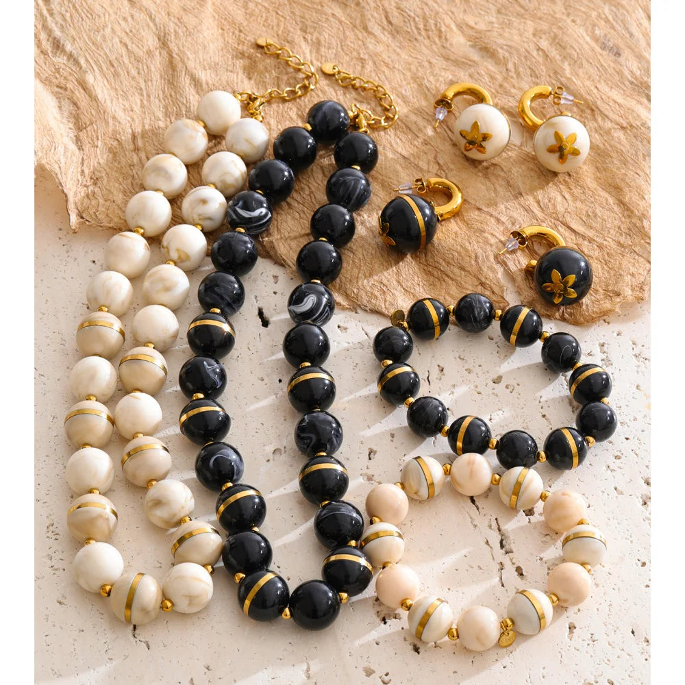 Resin acrylic beaded earrings in gold-plated stainless steel with resin and acrylic.