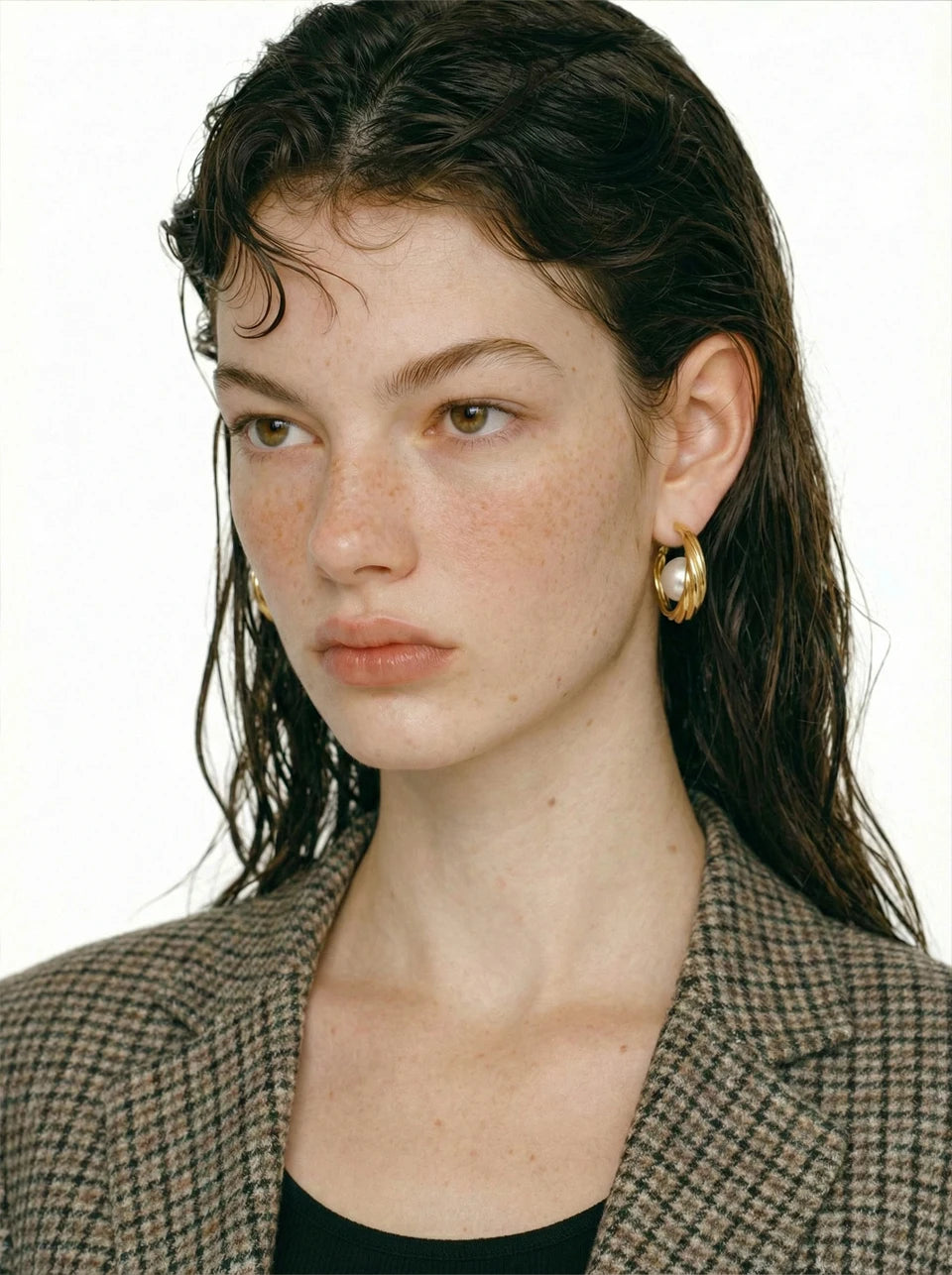 Pearl geometric earrings in gold-plated stainless steel with pearl.