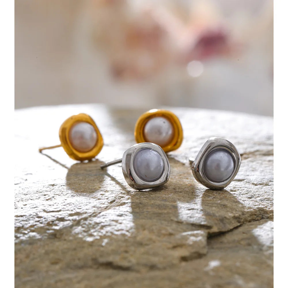 Pearl geometric earrings in gold-plated stainless steel with pearl.
