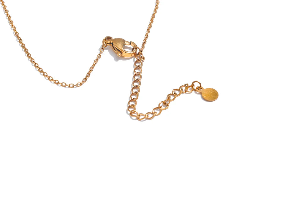 Blue natural stone geometric necklace in gold-plated stainless steel with natural stone.