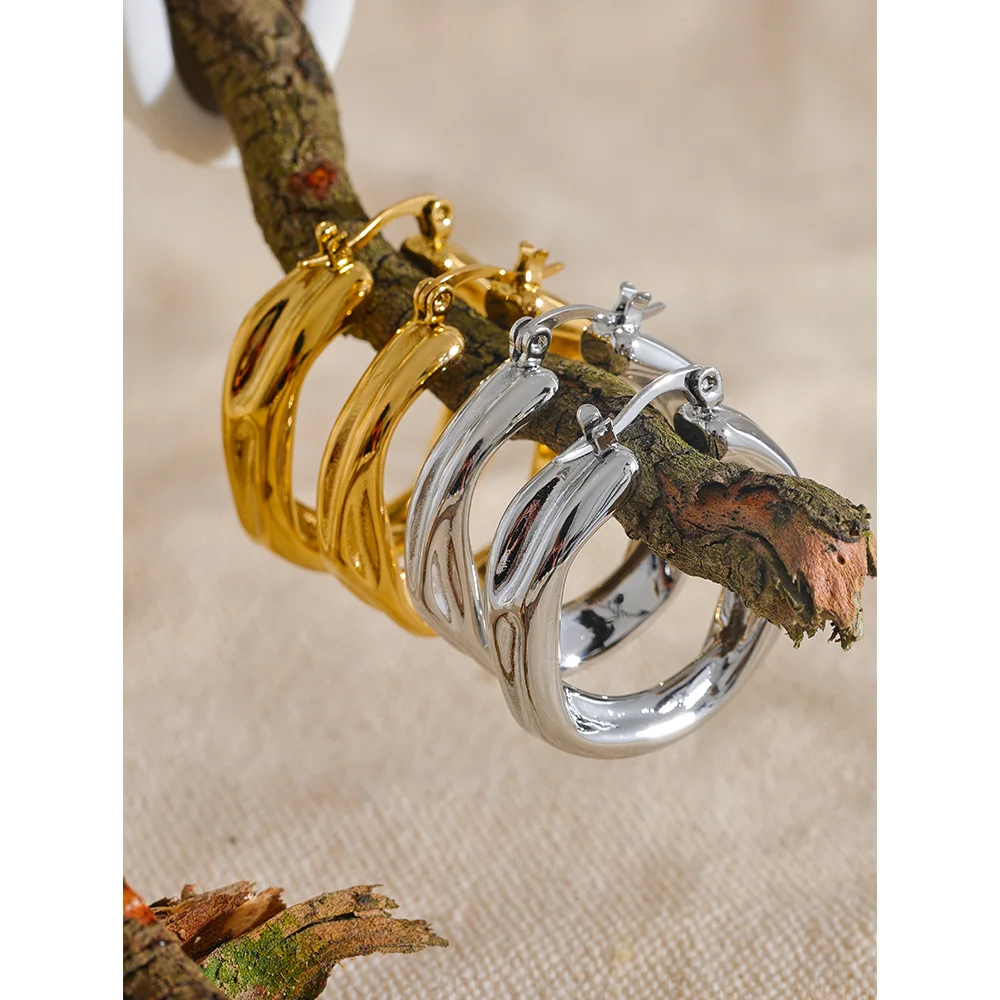 Geometric earrings in gold-plated 316L stainless steel.