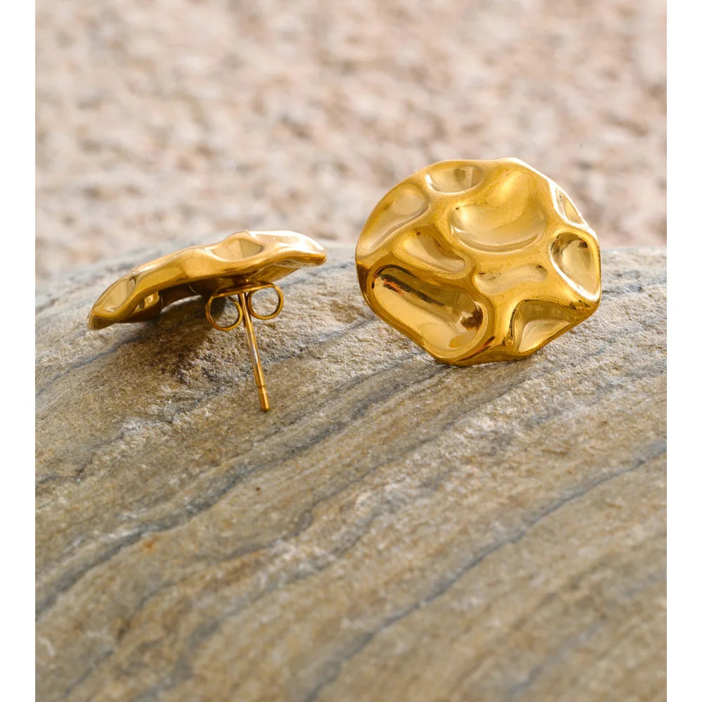 Hammered geometric earrings in gold-plated stainless steel.