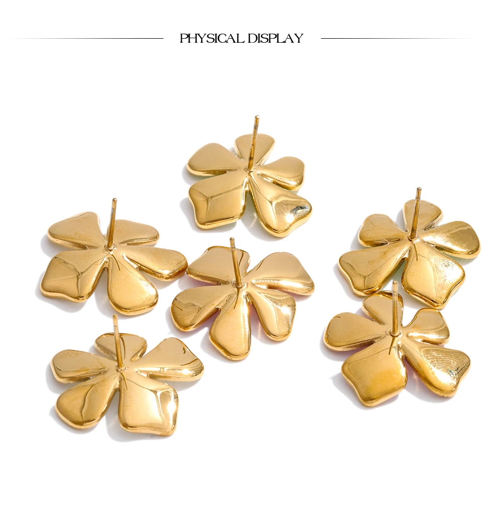 Flower earrings in gold-plated stainless steel.
