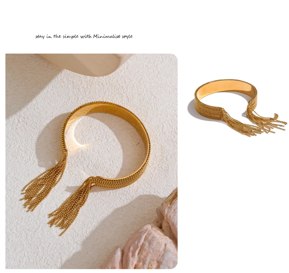 Geometric chain necklace in gold-plated stainless steel.