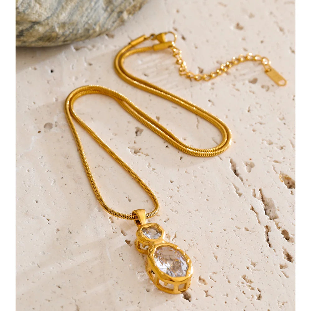 Cubic zirconia geometric necklace in gold-plated stainless steel with cubic zirconia.