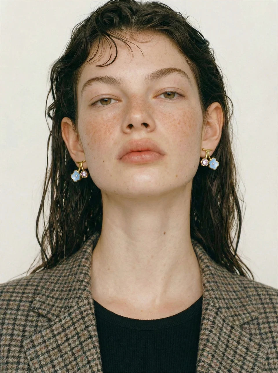 Pearl enamel flower earrings in gold-plated stainless steel with pearl and enamel.