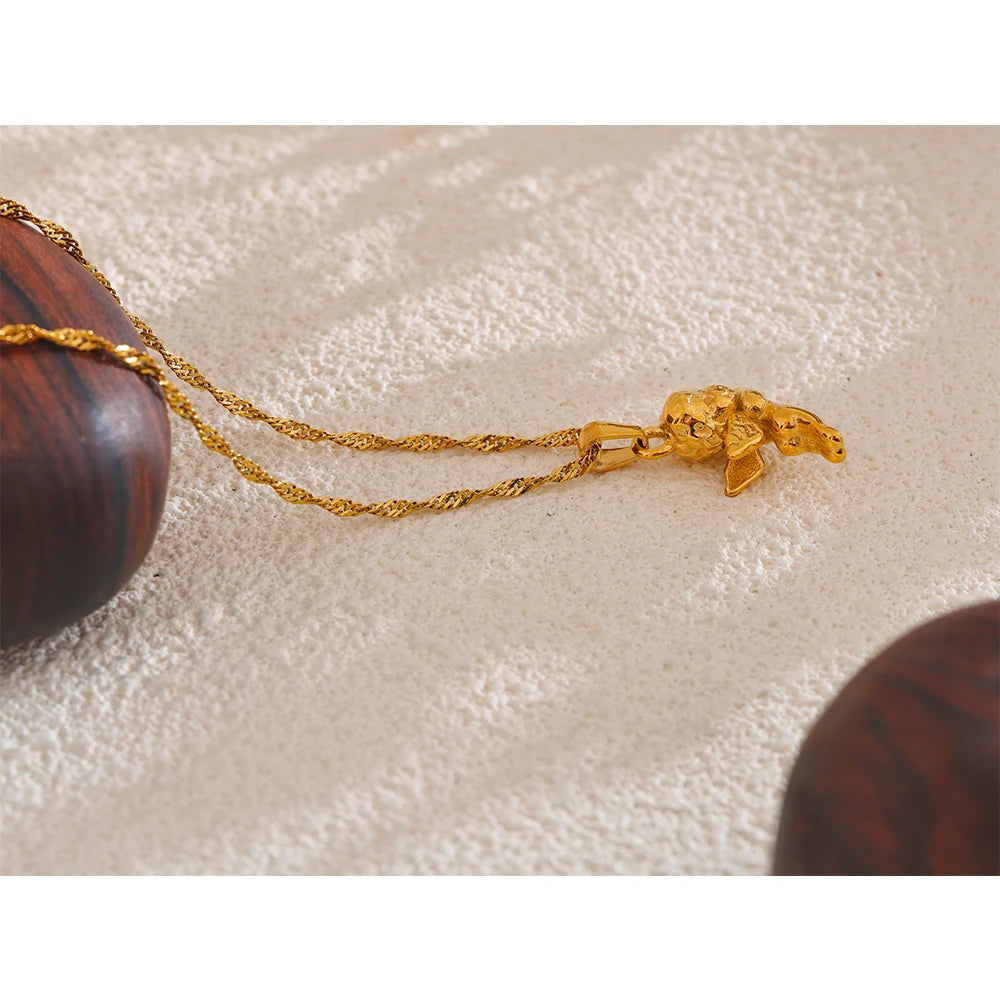 Heart geometric necklace in gold-plated stainless steel.