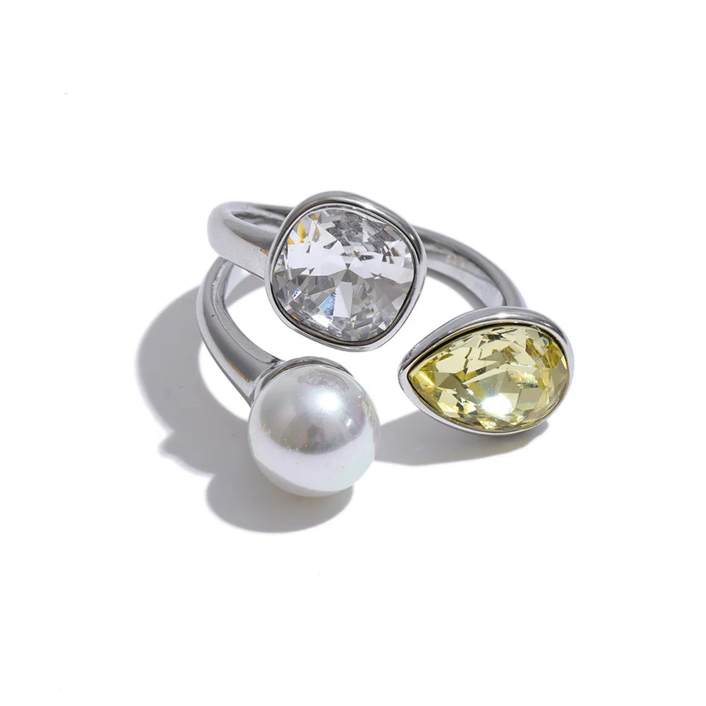 Pearl crystal geometric ring in 18K gold-plated stainless steel with pearl and crystal.