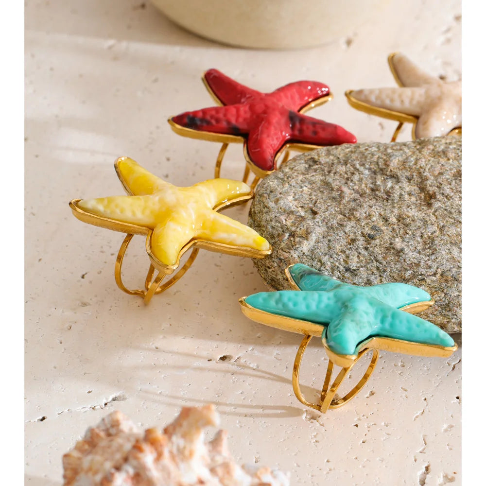 Resin acrylic star ring in 18K gold-plated stainless steel with resin and acrylic.