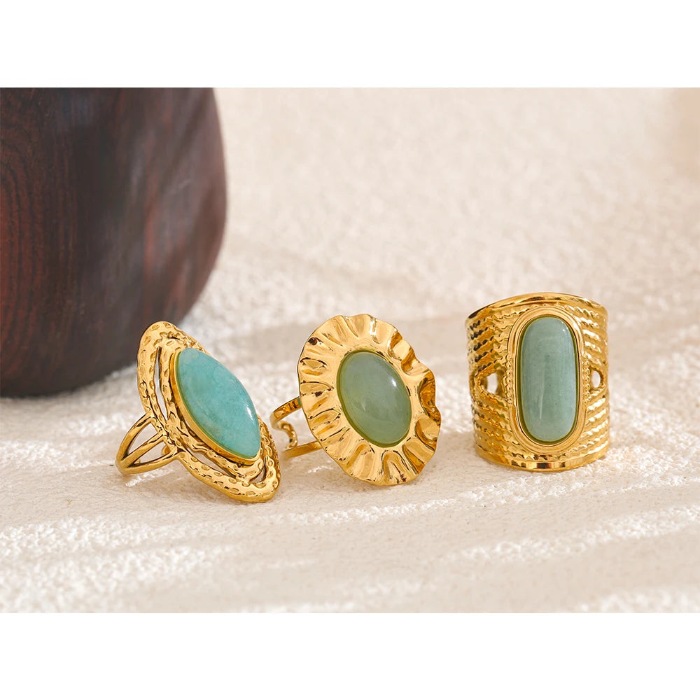 Green natural stone geometric ring in 18K gold-plated stainless steel with natural stone.