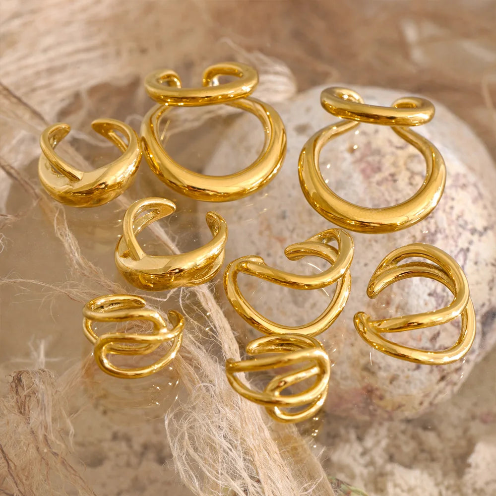 Geometric earrings in gold-plated stainless steel.