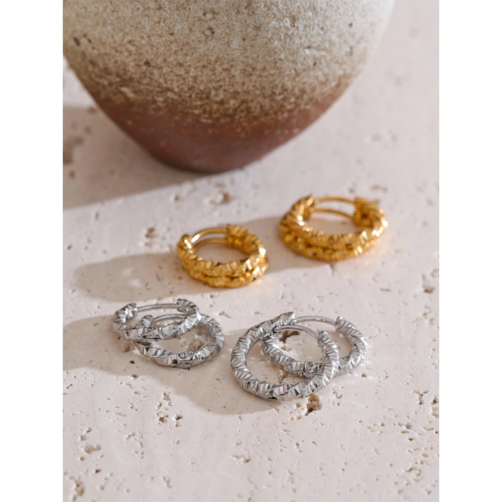 Geometric earrings in gold-plated stainless steel.