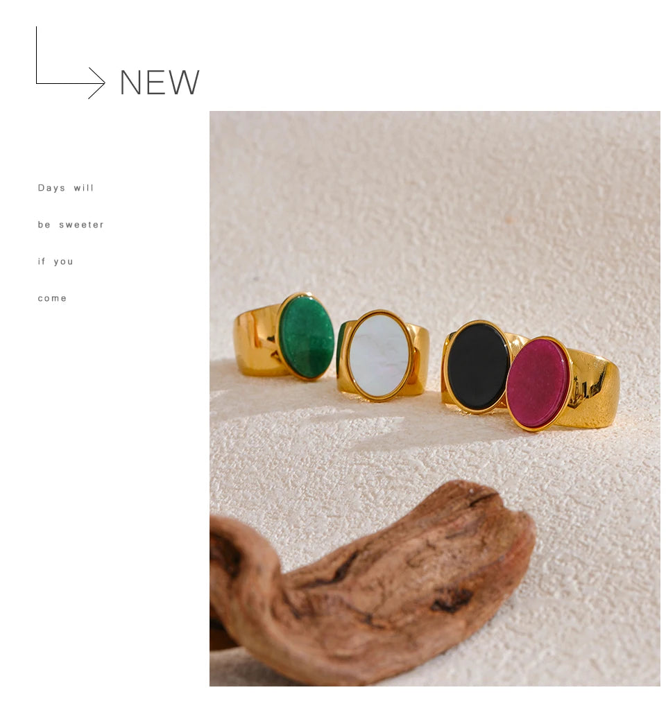 Natural stone geometric ring in gold-plated stainless steel with natural stone.