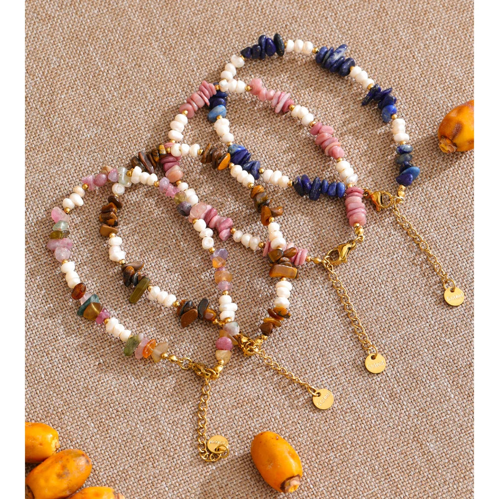 Freshwater pearl natural stone beaded necklace in gold-plated stainless steel with freshwater pearl and natural stone.