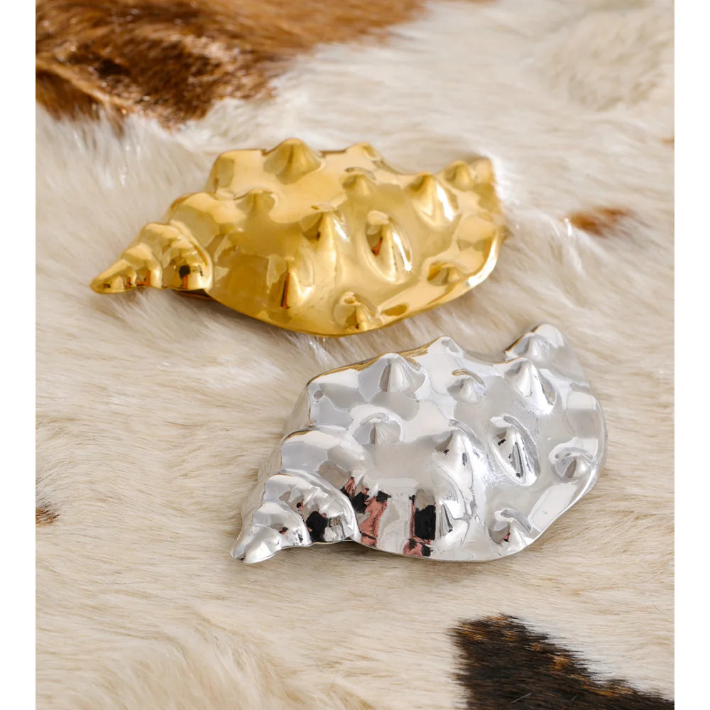 Shell geometric brooch in gold-plated stainless steel with shell.