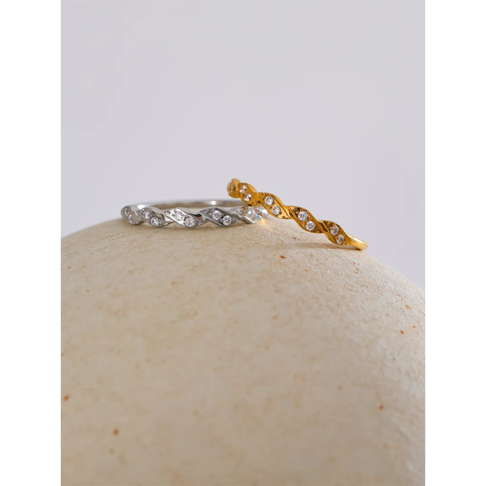 Cubic zirconia geometric ring in gold-plated stainless steel with cubic zirconia.