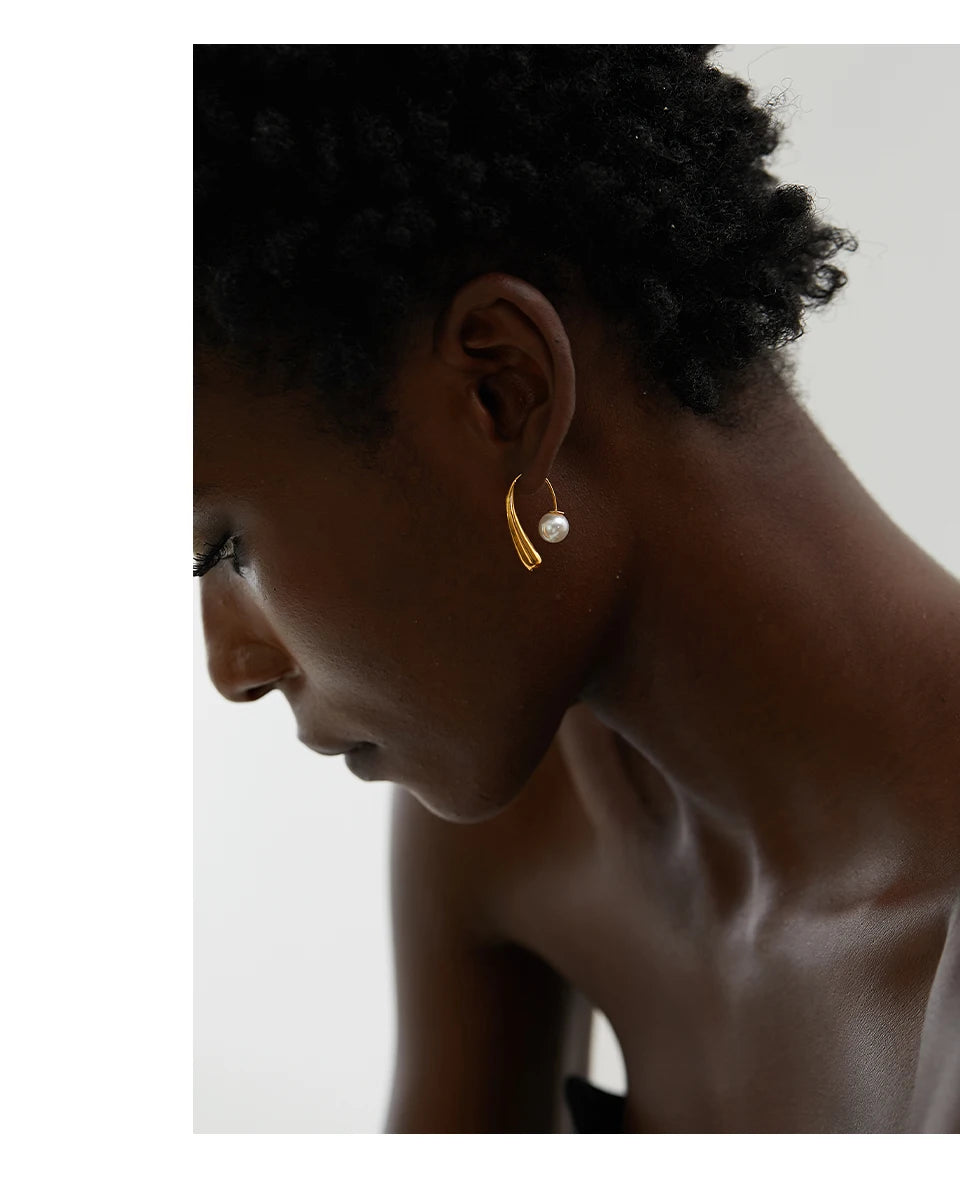 Pearl minimalist geometric earrings in stainless steel with pearl.