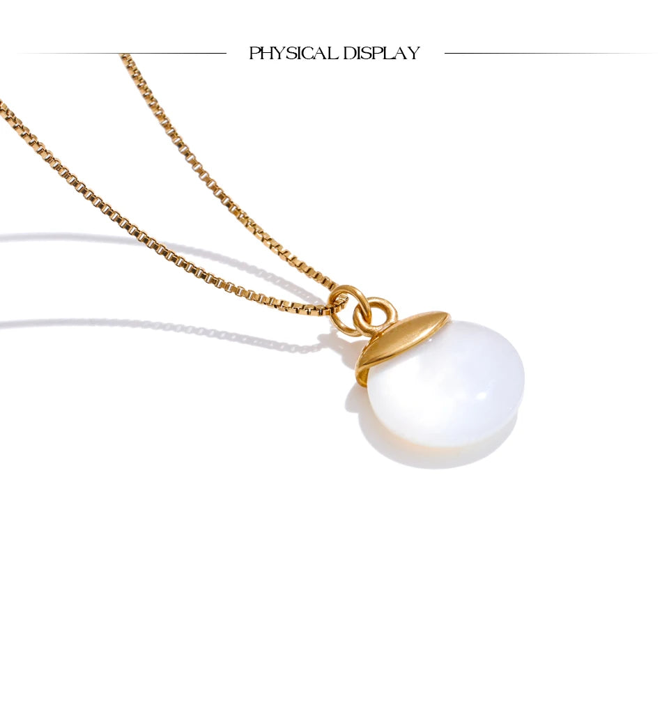 White natural stone geometric necklace in gold-plated stainless steel with natural stone.