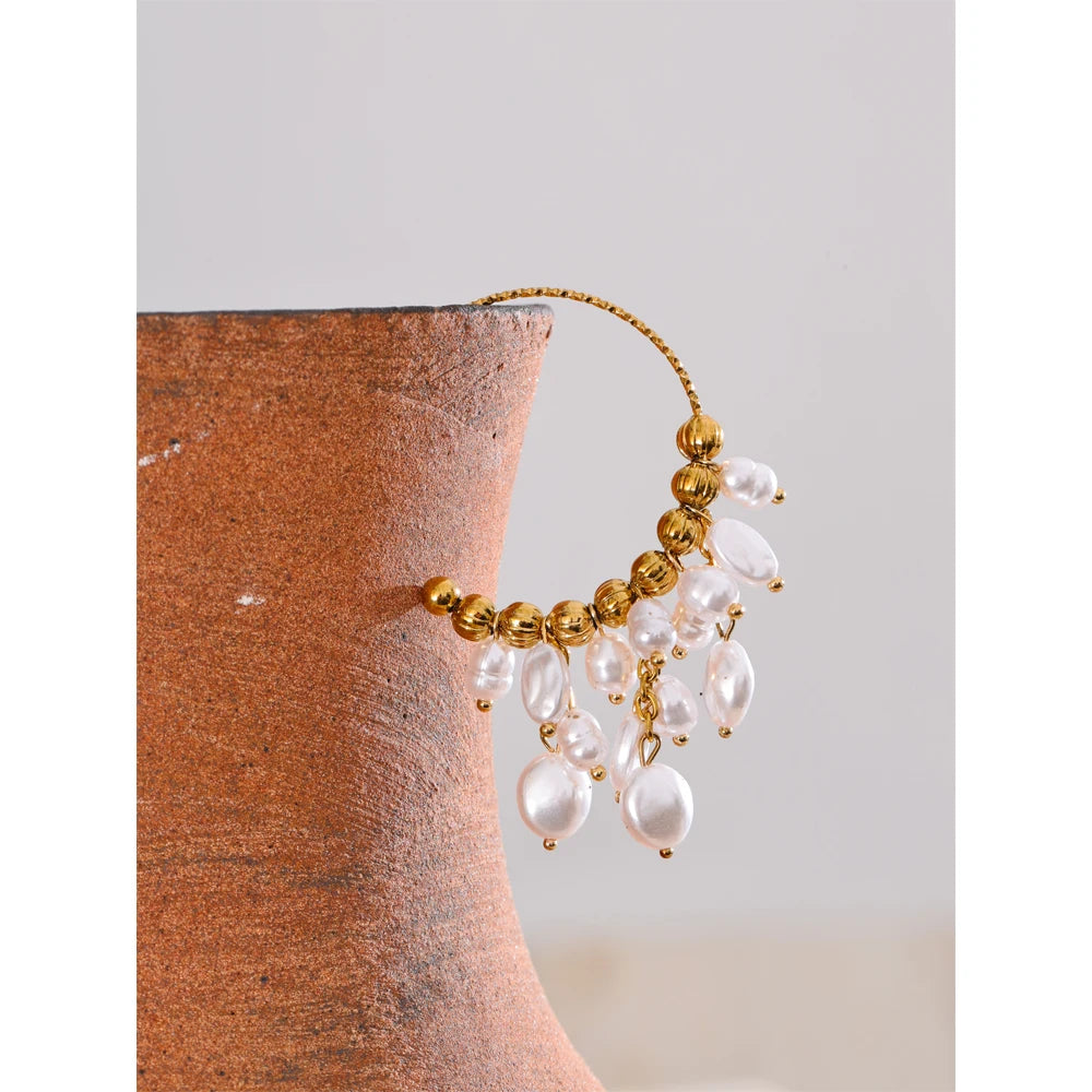 Pearl geometric earrings in gold-plated stainless steel with pearl.