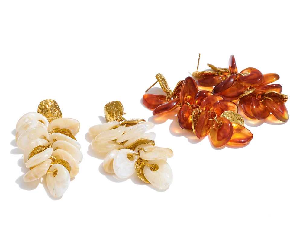 Amber resin flower earrings in gold-plated stainless steel with resin.