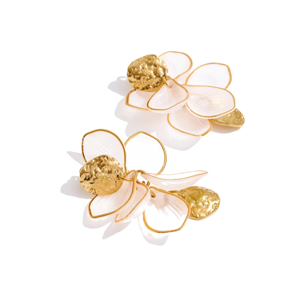 Resin acrylic flower earrings in gold-plated stainless steel with resin and acrylic.