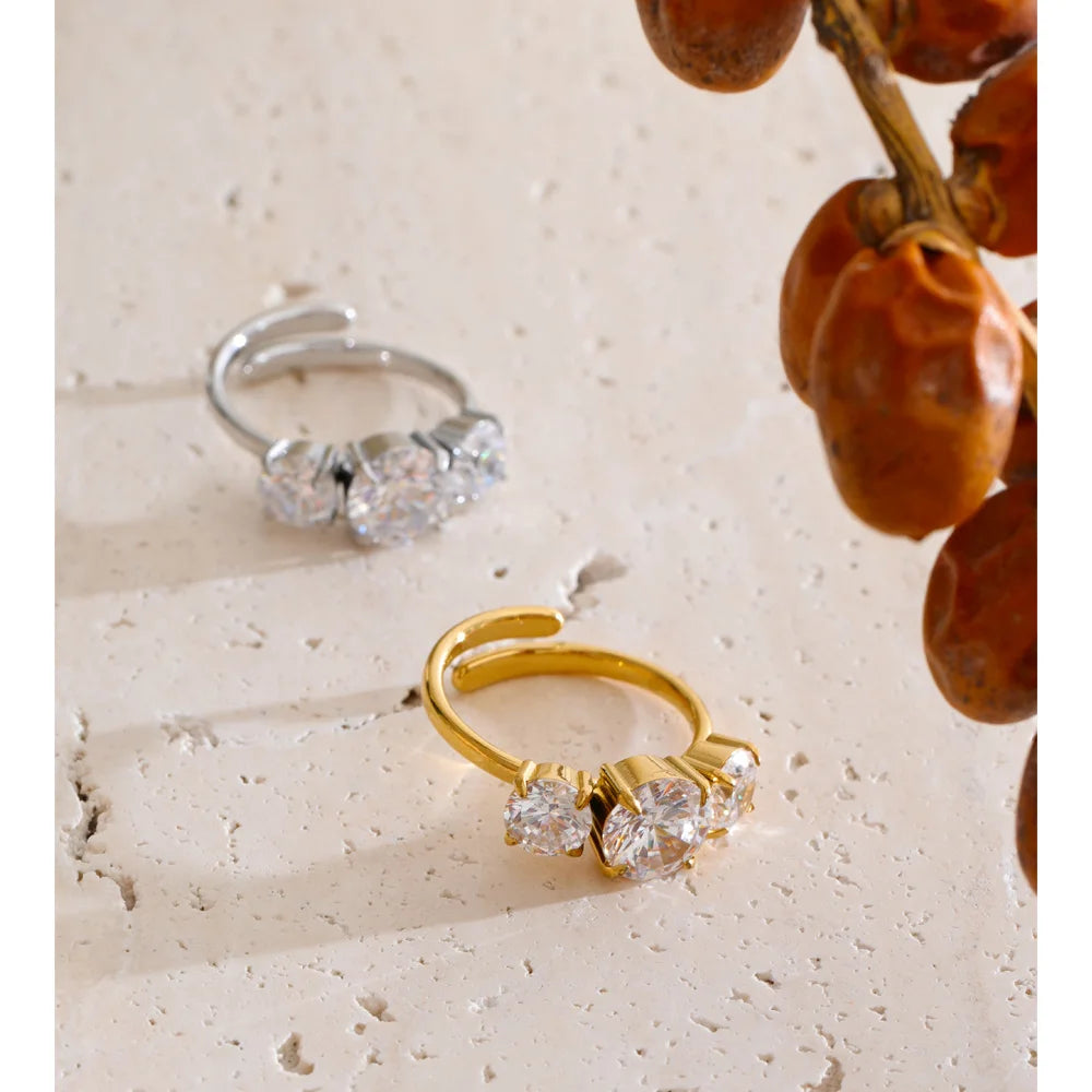 Cubic zirconia minimalist geometric ring in 18K gold-plated stainless steel with cubic zirconia.
