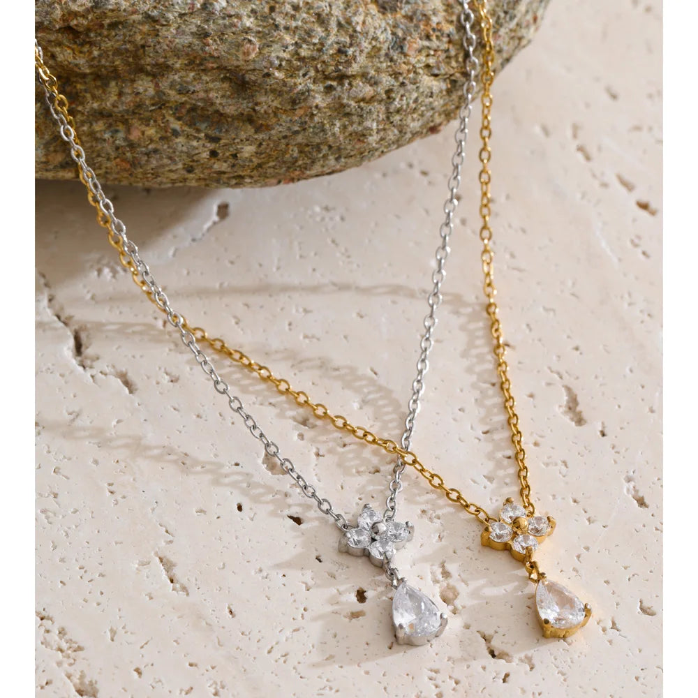 Cubic zirconia flower necklace in gold-plated stainless steel with cubic zirconia.