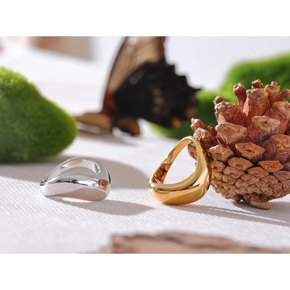 Minimalist geometric ring in gold-plated stainless steel.