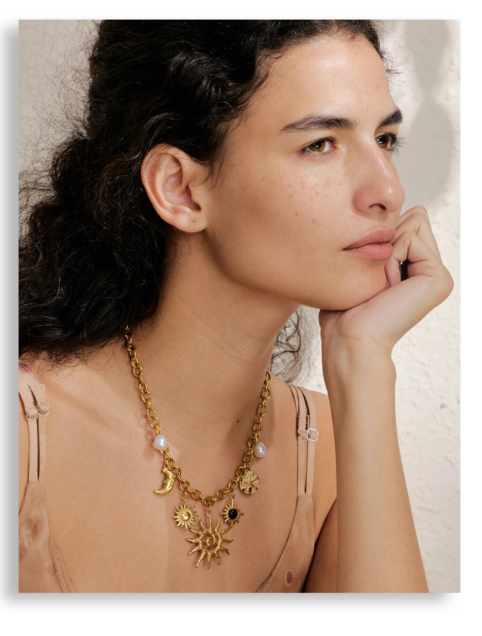 Pearl star moon necklace in gold-plated stainless steel with pearl.