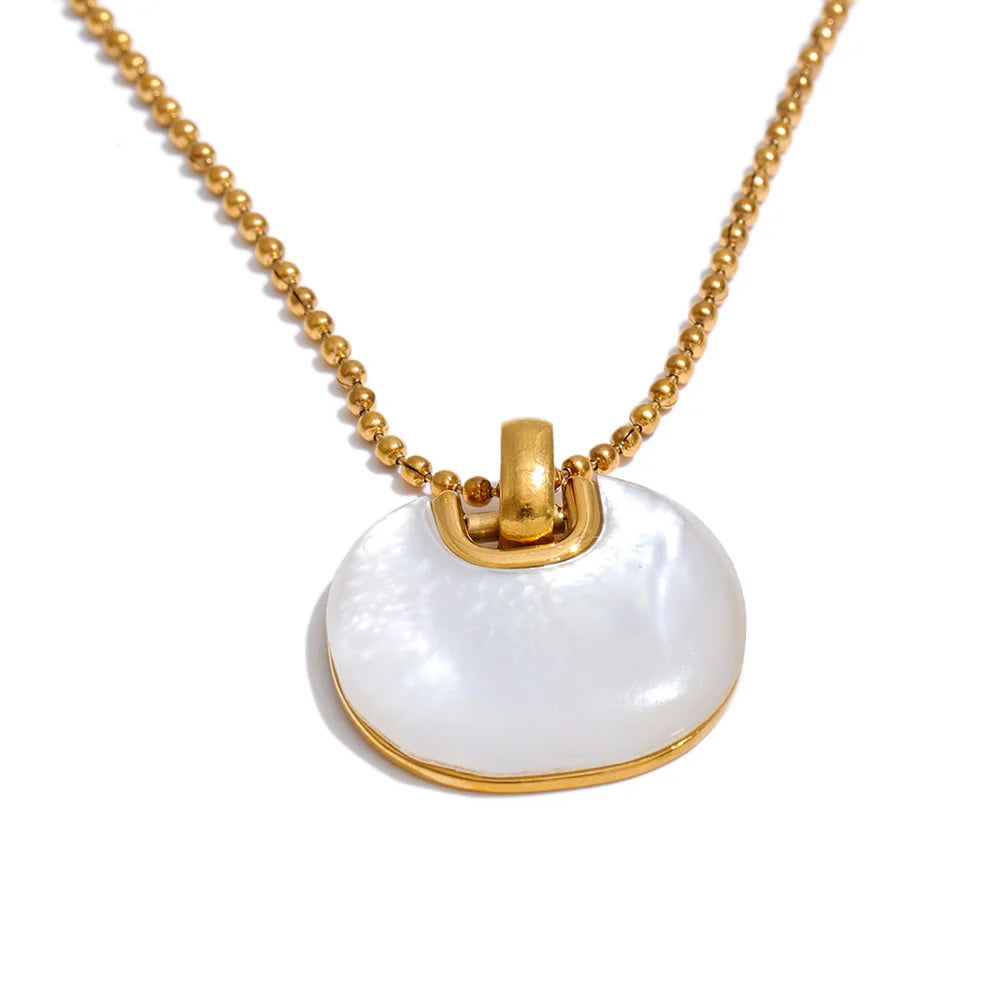 Shell geometric necklace in gold-plated stainless steel with shell.