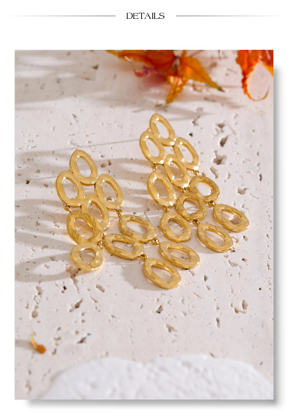 Geometric earrings in gold-plated stainless steel.